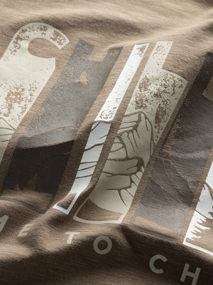 Braunes T-Shirt mit Bergmotiv und Aufdruck „CHILL TO THE CORE“ Braunes T-Shirt mit Bergmotiv und Aufdruck „CHILL TO THE CORE“