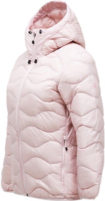 Eine rosafarbene Daunenjacke mit Kapuze und Wellensteppung. Eine rosafarbene Daunenjacke mit Kapuze und Wellensteppung.