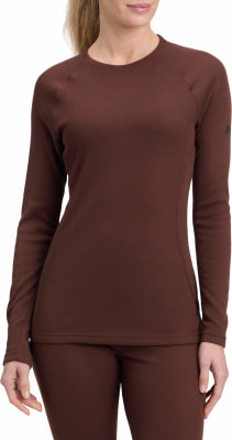 Frau in braunem Langarmshirt und Leggings.