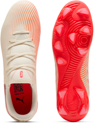Weiße Puma Fußballschuhe mit orangefarbenen Streifen und roter Sohle. Weiße Puma Fußballschuhe mit orangefarbenen Streifen und roter Sohle.