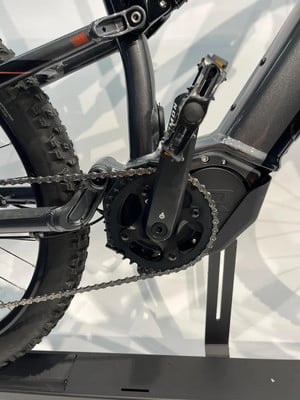Detail eines E-Mountainbikes mit Kette und Kurbeln. Detail eines E-Mountainbikes mit Kette und Kurbeln.