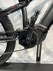 Detail eines E-Mountainbikes mit Kette und Kurbeln.