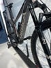 Detail eines Orbea Mountain-E-Bikes mit Federung und Antrieb.