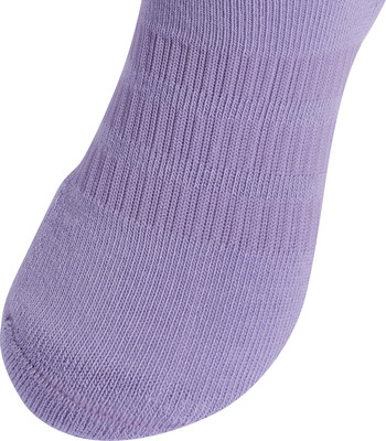 Detail eines lila Sockenmaterials mit feiner Rippung. Detail eines lila Sockenmaterials mit feiner Rippung.