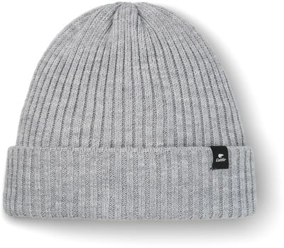 Graue Rippstrickmütze mit schwarzem Logo-Patch.