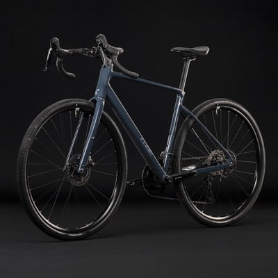 Dunkelgrauer Gravelbike-Rahmen mit schwarzen Rädern und Lenker. Dunkelgrauer Gravelbike-Rahmen mit schwarzen Rädern und Lenker.