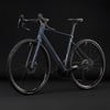 Dunkelgrauer Gravelbike-Rahmen mit schwarzen Rädern und Lenker.