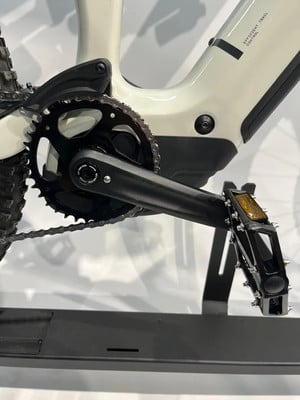 Detail eines E-Bikes: Kurbelgarnitur, Pedal und Rahmenteil mit Akku. Detail eines E-Bikes: Kurbelgarnitur, Pedal und Rahmenteil mit Akku.