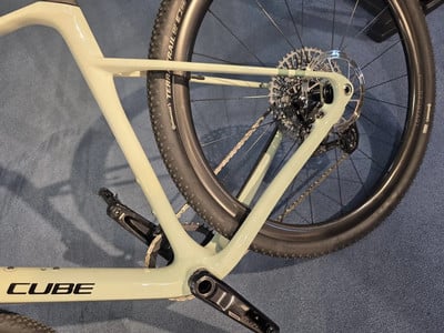 Hellgrünes Fahrradheck mit Nahaufnahme des Schaltwerks und des Rads. Hellgrünes Fahrradheck mit Nahaufnahme des Schaltwerks und des Rads.
