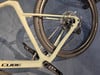 Hellgrünes Fahrradheck mit Nahaufnahme des Schaltwerks und des Rads.