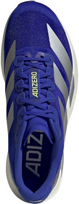 Blauer Adidas Laufschuh mit grauen Streifen und Adizero-Logo auf der Zunge. Blauer Adidas Laufschuh mit grauen Streifen und Adizero-Logo auf der Zunge.