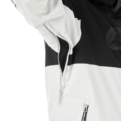 Detail einer Jacke mit schwarzen und weißen Blöcken, die eine Reißverschlusstasche freilegt. Detail einer Jacke mit schwarzen und weißen Blöcken, die eine Reißverschlusstasche freilegt.