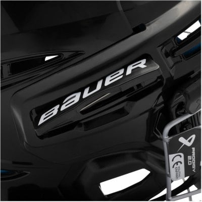 Detail eines Bauer-Helms mit Logo und Zertifizierungsaufklebern. Detail eines Bauer-Helms mit Logo und Zertifizierungsaufklebern.