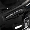 Detail eines Bauer-Helms mit Logo und Zertifizierungsaufklebern.