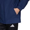 Detail einer Jacke mit einer Hand in der Tasche und einem Adidas-Logo auf der Hose.