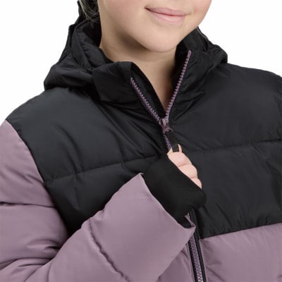 Ein Mädchen schließt eine schwarze Daunenjacke mit violettem Reißverschluss.
