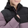 Ein Mädchen schließt eine schwarze Daunenjacke mit violettem Reißverschluss.