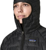Detail einer schwarzen Damen-Daunenjacke mit Kapuze und Patagonia-Logo.