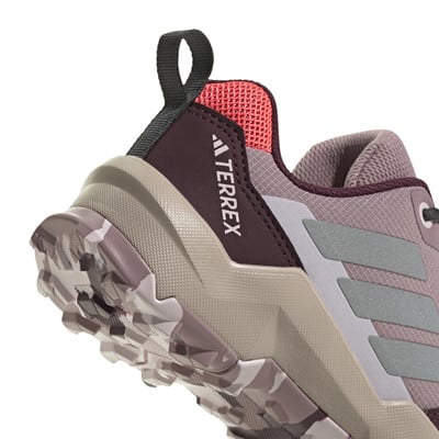 Detail dámské outdoorové boty Adidas Terrex s výraznou podrážkou a logem.
