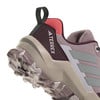 Detail dámské outdoorové boty Adidas Terrex s výraznou podrážkou a logem.
