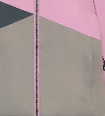 Detail bundy s růžovým a šedým panelem a zipem.