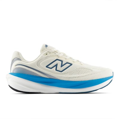 Weiße New Balance Laufschuhe mit blauem Logo und blauer Sohle. Weiße New Balance Laufschuhe mit blauem Logo und blauer Sohle.