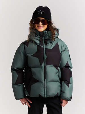 Mädchen in gesteppter Sternenjacke und schwarzer Mütze mit Brille. Mädchen in gesteppter Sternenjacke und schwarzer Mütze mit Brille.