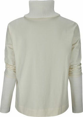 Cremefarbener Rollkragenpullover mit langen Ärmeln und Rippbündchen. Cremefarbener Rollkragenpullover mit langen Ärmeln und Rippbündchen.