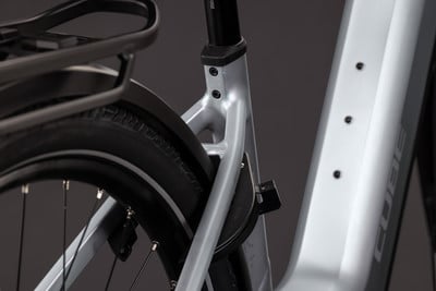 Detail des Hinterrads eines E-Bikes mit Schutzblech und Gepäckträger. Detail des Hinterrads eines E-Bikes mit Schutzblech und Gepäckträger.