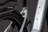 Detail des Hinterrads eines E-Bikes mit Schutzblech und Gepäckträger.