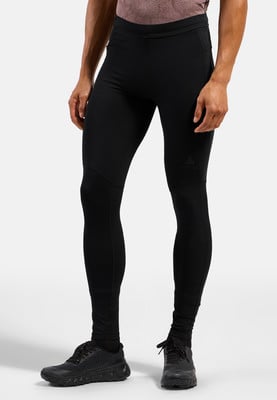 Ein Mann trägt schwarze Laufleggings mit Odlo-Logo am Oberschenkel. Ein Mann trägt schwarze Laufleggings mit Odlo-Logo am Oberschenkel.