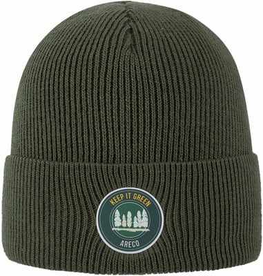Grüne Strickmütze mit rundem Aufnäher mit Wald und Schriftzug. Grüne Strickmütze mit rundem Aufnäher mit Wald und Schriftzug.
