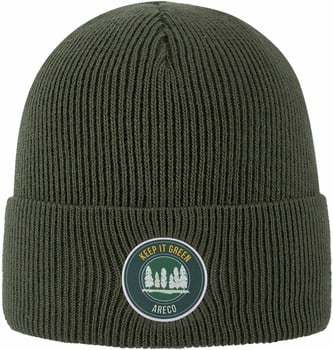 Grüne Strickmütze mit rundem Aufnäher mit Wald und Schriftzug.