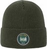 Grüne Strickmütze mit rundem Aufnäher mit Wald und Schriftzug.