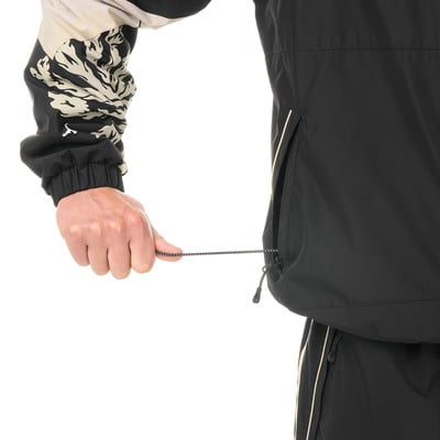 Eine Hand hält eine Kordel an einer Jackentasche mit Aufdruck. Eine Hand hält eine Kordel an einer Jackentasche mit Aufdruck.