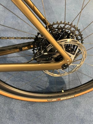 Goldener Fahrradrahmen mit schwarzem Schaltwerk und Scheibenbremse. Goldener Fahrradrahmen mit schwarzem Schaltwerk und Scheibenbremse.