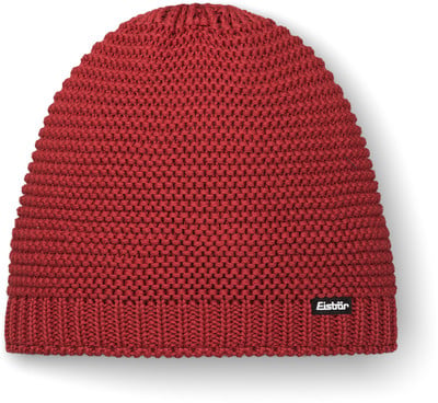 Rote Strickmütze mit Eisbär-Logo am unteren Rand. Rote Strickmütze mit Eisbär-Logo am unteren Rand.