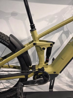 Detail eines E-Bike-Rahmens mit Dämpfer und Kurbeln. Detail eines E-Bike-Rahmens mit Dämpfer und Kurbeln.