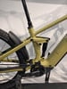 Detail eines E-Bike-Rahmens mit Dämpfer und Kurbeln.