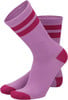 Lila Socken mit dunkelrosa Streifen und Bündchen.