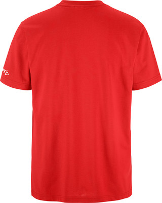Rückseite eines roten T-Shirts mit Logo auf dem Ärmel.