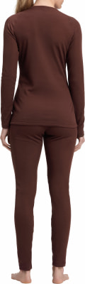 Frau in braunem Thermounterhemd mit langen Ärmeln und Leggings.