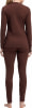 Frau in braunem Thermounterhemd mit langen Ärmeln und Leggings.