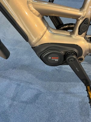 Nahaufnahme eines E-Bikes mit Bosch Performance Line CX Motor.