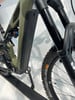 Nahaufnahme eines Mountainbike-E-Bikes mit Federung und schwarzer Batterie.