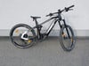 Ein schwarzes Haibike E-Mountainbike mit Federung steht vor einer Wand.