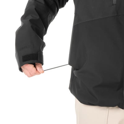 Detail einer Herrenjacke mit verstellbarem Kordelzug in der Taille.