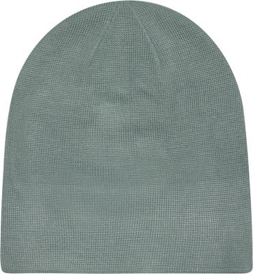 Eine graue Strickmütze mit feinem Muster, perfekt für kühle Tage.