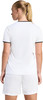 Frau in weißem T-Shirt und Shorts mit Pferdeschwanz, Rückansicht.