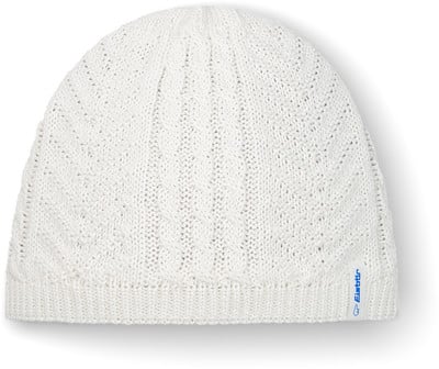 Eine weiße Strickmütze mit Zopfmuster und Eisbär-Logo. Eine weiße Strickmütze mit Zopfmuster und Eisbär-Logo.